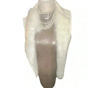 Chic White Fur-Trimmed Vest